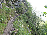 Der Pfad nach dem Wald ist teilweise mit Drahtseilen gesichert...