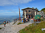 Die bewirtschaftete Hochalm neben der Bergstation