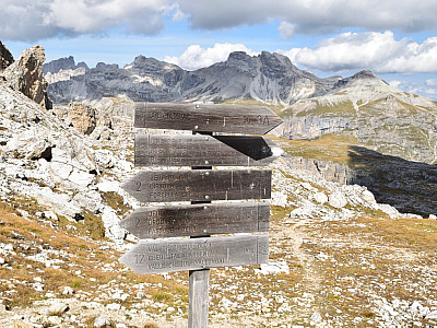 Auf dem Weg 3A geht es nun rechts weiter zum Gipfel