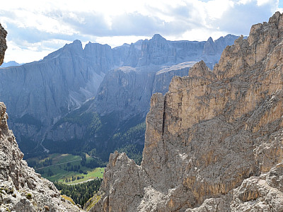 Von der Kante blicken wir nach Süden auf die Sella mit dem Mittagstal (Val de Mezdi)