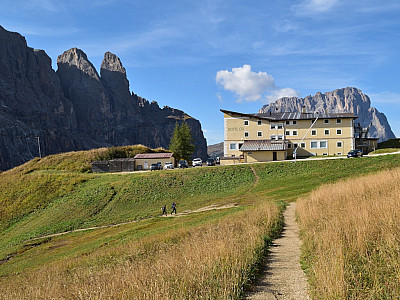 Hinter dem Hotel Cir zeigt sich die Langkofelgruppe