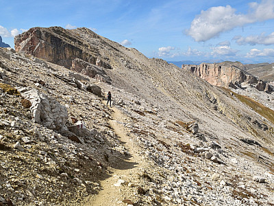 Der Blick zurück auf den Aufstiegsweg und zum Jëuf de Crespëina