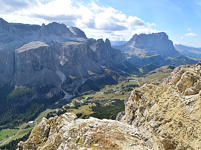 ... ein wenig später ist auch schön die Passstraße und das Grödner Joch zu sehen