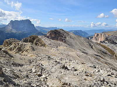 Die Langkofelgruppe, rechts das Jëuf de Crespëina