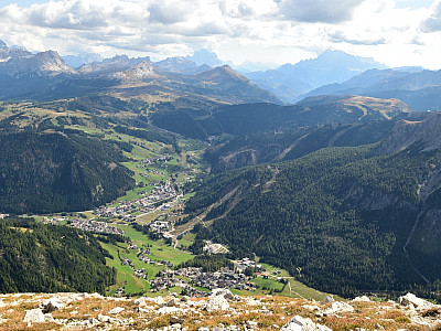 Der Ausblick nach Südosten über Corvara hinweg zum Monte Pelmo und zum Monte Civetta