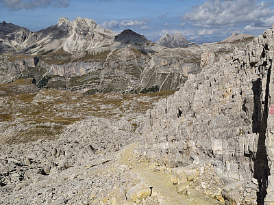 Für den Abstieg wählen wir den Weg nach Norden zum Furcela de Ciampëi