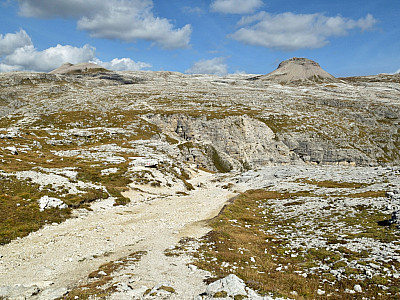 Der Col dles Soneles fällt durch seine sandigen Flanken auf