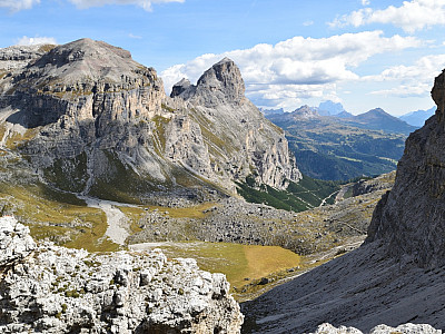 Der Sassongher zieht während des Abstiegs die Blicke auf sich