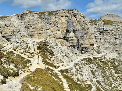 An der Furcela de Ciampëi steigen wir steil ab.