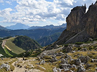 Gewaltig türmt sich rechts von uns der Fels auf
