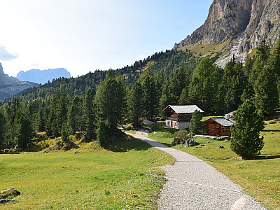 Unschwer führt uns der Weg an der Südseite des Sass da Ciampac vorbei