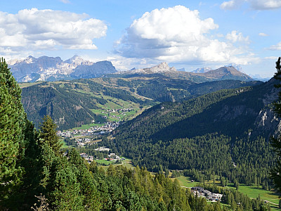 Der Blick zurück nach Osten und auf Kolfuschg