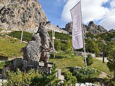 Zwei riesige Holzvögel kann man hier betrachten