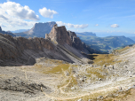 Der Blick durch das Chedultal zum Langkofel, zur Großen Cirspitze und zum Schlern
