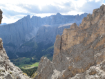 Von der Kante blicken wir nach Süden auf die Sella mit dem Mittagstal (Val de Mezdi)