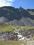 Kurz vor dem Bergsee überqueren wir seinen Abfluss, ...