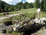 ...führt die erste Etappe des Aufstiegs zur Regensburger Hütte