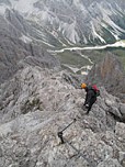 Der Klettersteig wechselt schon bald vom Grat...