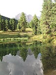 Kleiner Weiher mit Fermeda-Spitzen im Hintergrund
