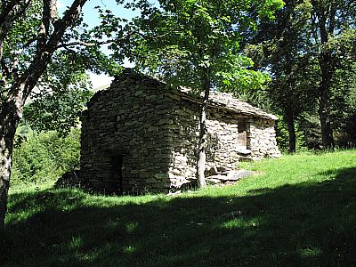 ...und vorbei an dieser Hütte...