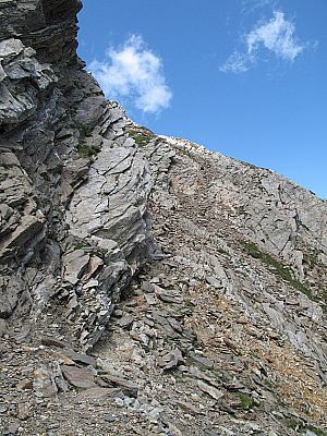 Durch die steile und bröslige Flanke