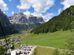 Der Blick aus der Seilbahn zurück zum Parkplatz