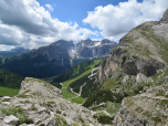 Links ist neben dem Sella Stock ist der Gletscher der Marmolata zu sehen