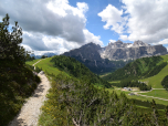 Der Ausblick zurück zum  Col Pradat und auf die Sella Gruppe