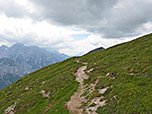 ...und wandern über den grasigen Rücken...