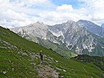 Am Sattel schlagen wir den Weg zu den Hasentalalmen ein
