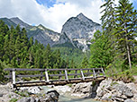 Die Brücke leitet uns über den Plumsbach
