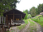 Wir kommen zu einer Lichtung mit einer Hütte