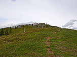 Blick über den weiteren Kammverlauf zur Weißspitze