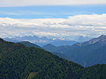 In der Ferne lassen sich die Geisler-, die Sellagruppe und der Langkofel ausmachen