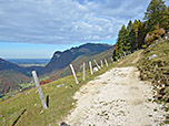 Wir umrunden die grasige Gipfelkuppe