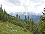 Blick zur Birkkarspitze und der Östlichen Karwendelspitze, die sich noch in den Wolken verstecken