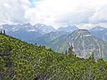 Rechts im Bild der Vorderskopf, links hinten die Östliche Karwendelspitze und die Vogelkarspitze
