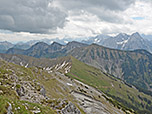 Rechts hinten zeigt sich die Falkengruppe, vorne der Graskamm mit Grasbergjoch, Fleischbank und Schönalmjoch