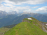 Ganz im Hintergrund zeigt sich nun das Wettersteingebirge