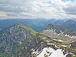 Blick zum Stierjoch und zum Baumgartenjoch, mittig im Hintergrund zeigt sich das Rofangebirge