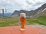 Flüssigkeitszufuhr auf der Terrasse der Tölzer Hütte