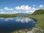 Die Wolken spiegeln sich im Wasser