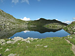 Der Himmel taucht das Wasser in ein dunkles Blau