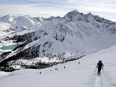 Der Ausblick zurück auf die Aufstiegsspur und zum Sulzkogl im Südosten
