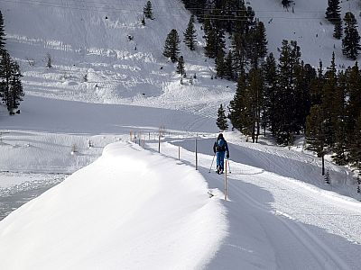 Über die Staumauer beginnen wir unsere Tour
