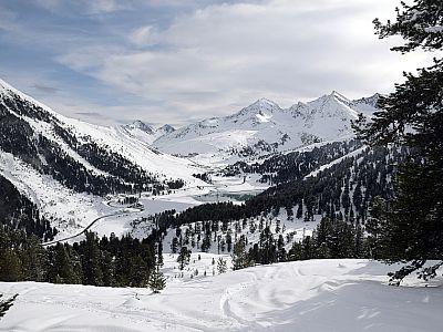Der Ausblick nach Osten auf den Speichersee und Kühtai