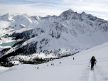 Der Ausblick zurück auf die Aufstiegsspur und zum Sulzkogl im Südosten