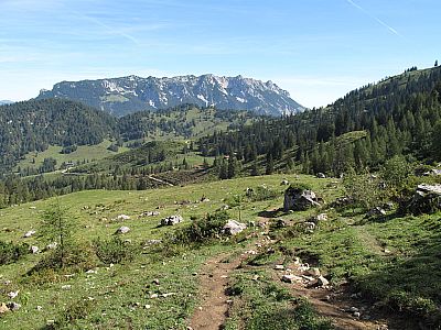 Den Zahmen Kaiser im Blickfeld geht's bergab