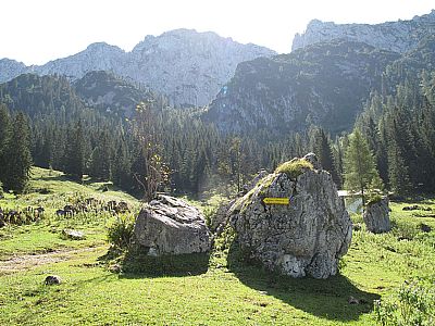 Beim Felsblock geht's links