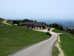 ... hat man bereits eine schöne Aussicht auf das Alpenvorland